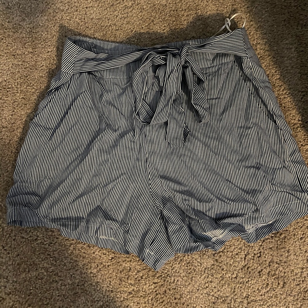 Rosebullet high wasted stripped tie shorts.
